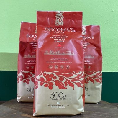 Café gourmet arábica em pacote de 500 gramas sobre mesa de madeira.