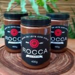 doce de leite com avelã Rocca sobre mesa de madeira, em embalagem de 400 gramas.