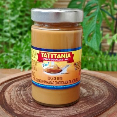 Doce de leite diet Tatitânia em pode te 400 gramas sobre mesa de madeira.