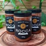 Doce de leite Rocca tradicional sobre mesa de madeira, em embalagem de 400 gramas.