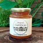 Geleia de abacaxi com pimenta Delícias de Capitólio, em pote de vidro com 270 gramas, sobre mesa de madeira.