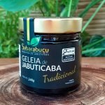 Geleia de jabuticaba Sabarabuçu em pote de vidro com 240 gramas, sobre mesa de madeira.