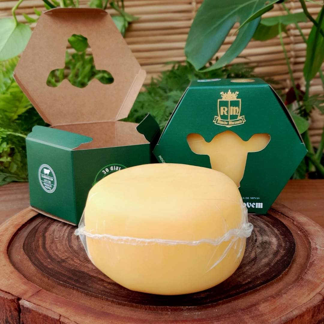 maranata-jovem Queijo Maranata Jovem em caixa presenteável sobre mesa de madeira.