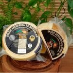 Queijo artesanal de Alagoa Fazenda Bela Vista em 4 sabores, sobre mesa de madeira.