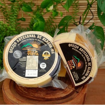 Queijo artesanal de Alagoa Fazenda Bela Vista em 4 sabores, sobre mesa de madeira.