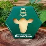 Queijo Maranata Jovem em caixa presenteável sobre mesa de madeira.