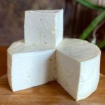 Queijo Minas frescal Quilombo sobre tábua de madeira.