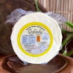 Queijo minas frescal Quilombo sobre tábua de madeira.