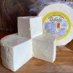 Queijo minas fresco Quilombo sobre tábua de madeira.