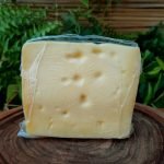 Queijo Quincas Terroir tipo grana sobre mea de madeira.