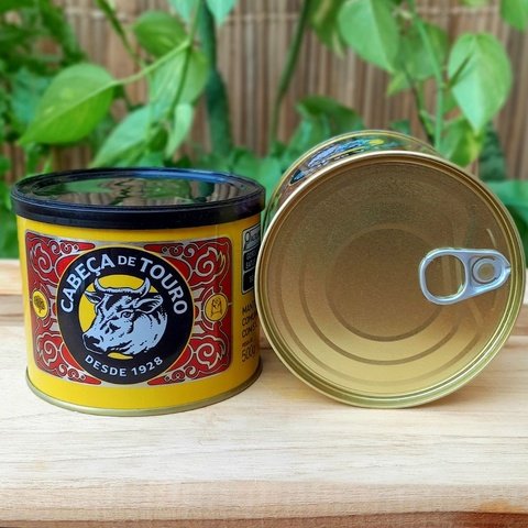 manteiga-cabeca-de-touro Manteiga cabeça de touro em lata fechada de 500 gramas sobre mesa de madeira.