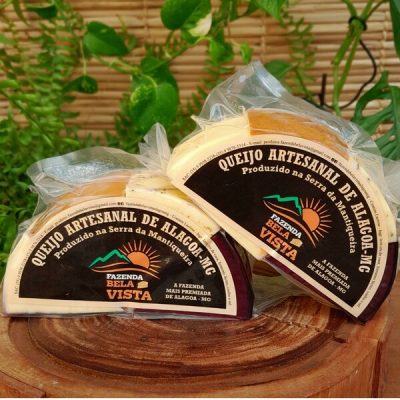 Queijo artesanal de Alagoa Fazenda Bela Vista sobre mesa de madeira.