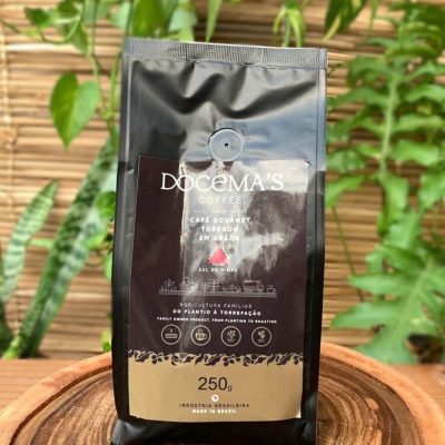 Café em grãos Docema's em pacotes de 250 gramas.