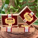 Goiabada Zélia cascão em embalagem individual de 40 gramas, sobre tábua de madeira.