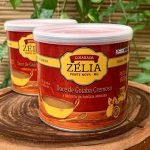 Goiabada Zélia em lata de 800 gramas sobre mesa de madeira.
