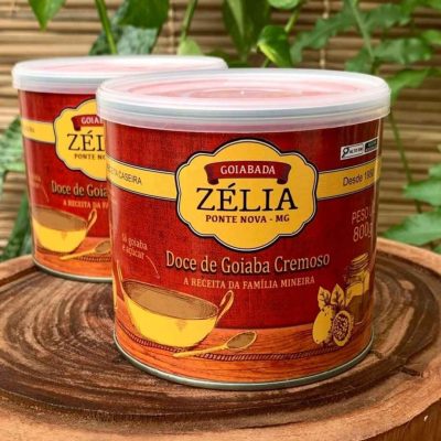 Goiabada Zélia em lata de 800 gramas sobre mesa de madeira.