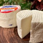 Queijo frescal de Minas sobre tábua de madeira.