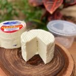 Queijo minas frescal Majestic sobre tábua de madeira.