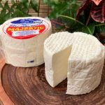 Queijo minas frescal Majestic sobre tábua de madeira.