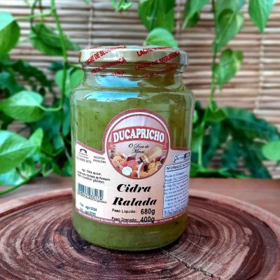 Doce de cidra em pote de vidro com 680 gramas, sobre mesa de madeira.