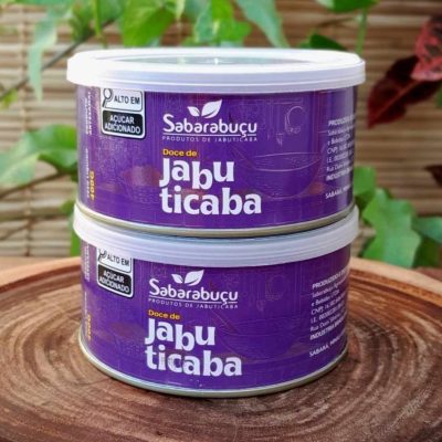 Doce de jabuticaba de corte Sabarabuçu, em lata de 400 gramas sobre mesa de madeira.