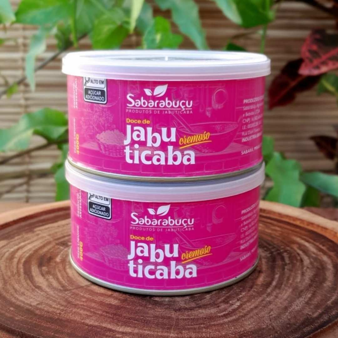 doce-de-jabuticaba Doce de jabuticaba cremoso Sabarabuçu, em lata de 400 gramas sobre mesa de madeira.