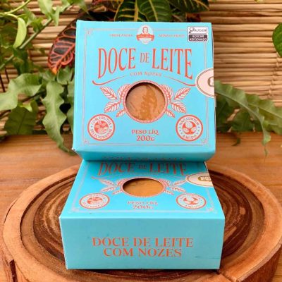 Doce de leite com nozes Dona Lázara, em embalagem especial sobre mesa de madeira.