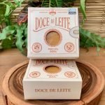 Doce de leite de corte Dona Lázara em embalagem especial, sobre mesa de madeira.