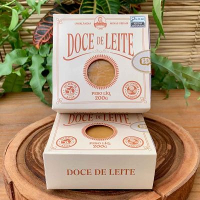 Doce de leite de corte Dona Lázara em embalagem especial, sobre mesa de madeira.