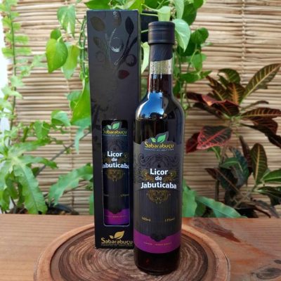 Licor de jabuticaba Sabarabuçu em garrafa de 500 ml, sobre mesa de madeira.
