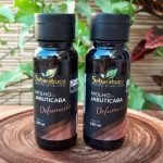 molho de jabuticaba defumado, em frasco de plástico com 180 ml sobre mesa de madeira.