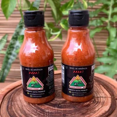 Molho de pimenta gota Fazenda Generosa, em embalagem de 280 ml sobre mesa de madeira.