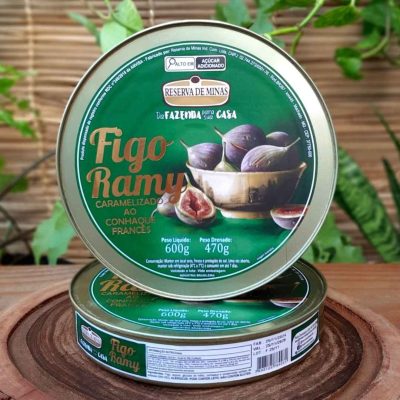 Figo ramy caramelizado Reserva de Minas, em lata de 600 grama sobre mesa de madeira.