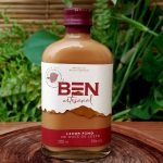 Licor BEN em garrafa com 200 ml sobre mesa de madeira.