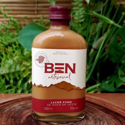 Licor BEN em garrafa com 200 ml sobre mesa de madeira.