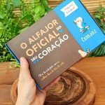 Alfajor Cománz em kit com 6 sabores, em caixa especial sobre mesa de madeira.