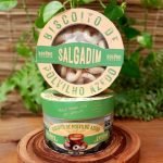 Biscoito de polvilho tradicional salgado Rocêro, sobre mesa de madeira.