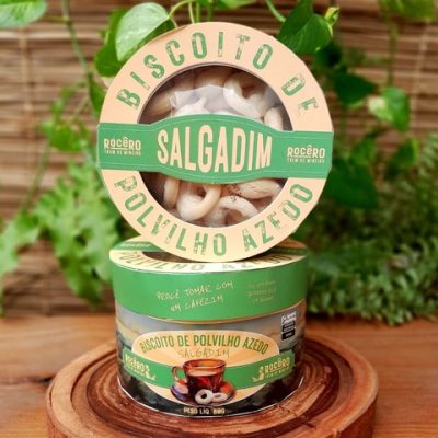 Biscoito de polvilho tradicional salgado Rocêro, sobre mesa de madeira.