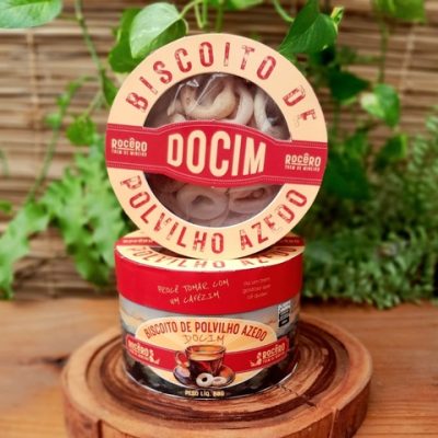 Biscoito de polvilho doce sobre mesa de madeira.