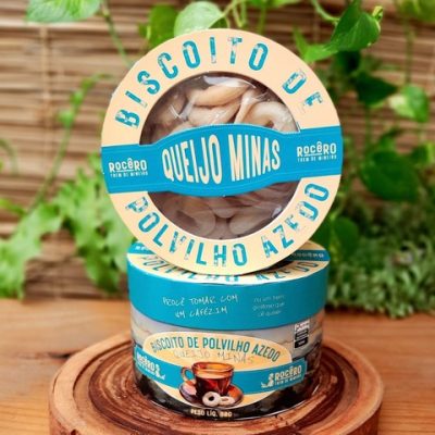 Biscoito de polvilho Rocêro com queijo minas, sobre mesa de madeira.