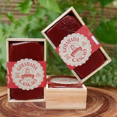 goiabada cascão Dona Lázara em caixinha de madeira, sobre mesa de madeira,