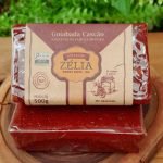 Goiabada cascão Zélia sobre mesa de madeira.