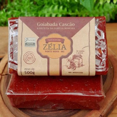 Goiabada cascão Zélia sobre mesa de madeira.