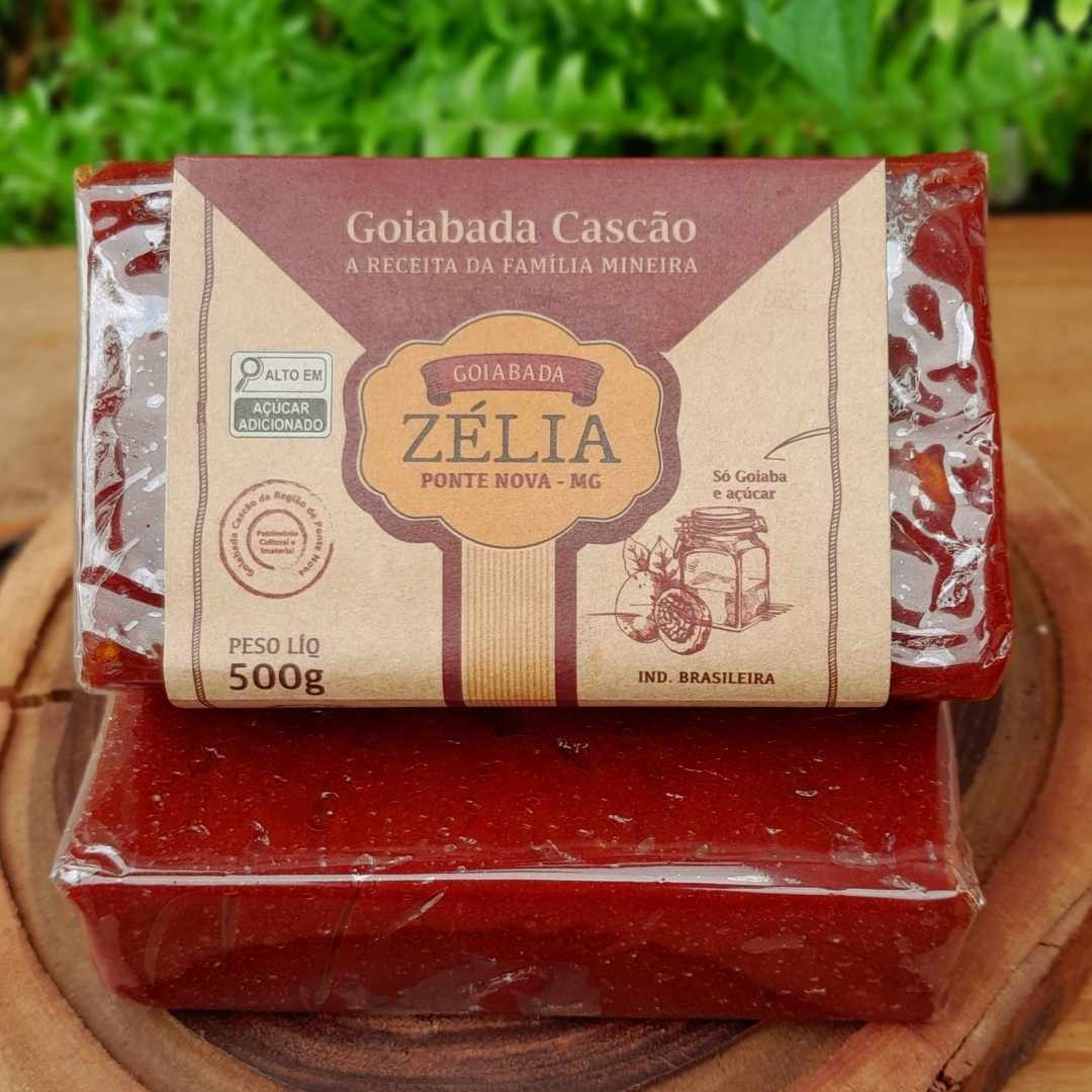 goiabada-cascao-zelia Goiabada cascão Zélia sobre mesa de madeira.