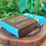 Alfajor Cománz em kit com 6 sabores, em caixa especial sobre mesa de madeira.