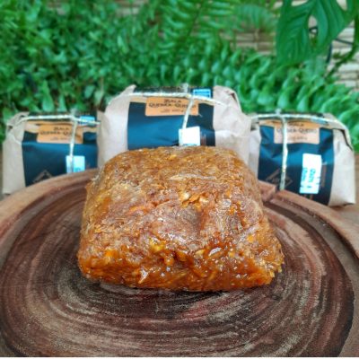 Bala quebra queixo Serra Negra sobre mesa de madeira.