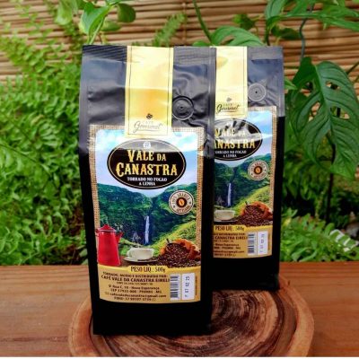 Café gourmet Vale da Canastra moído em pacote de 500 gramas sobre mesa de madeira.