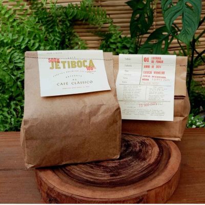 Café Jetiboca moído com torra média em embalagem de 500 gramas sobre mesa de madeira.