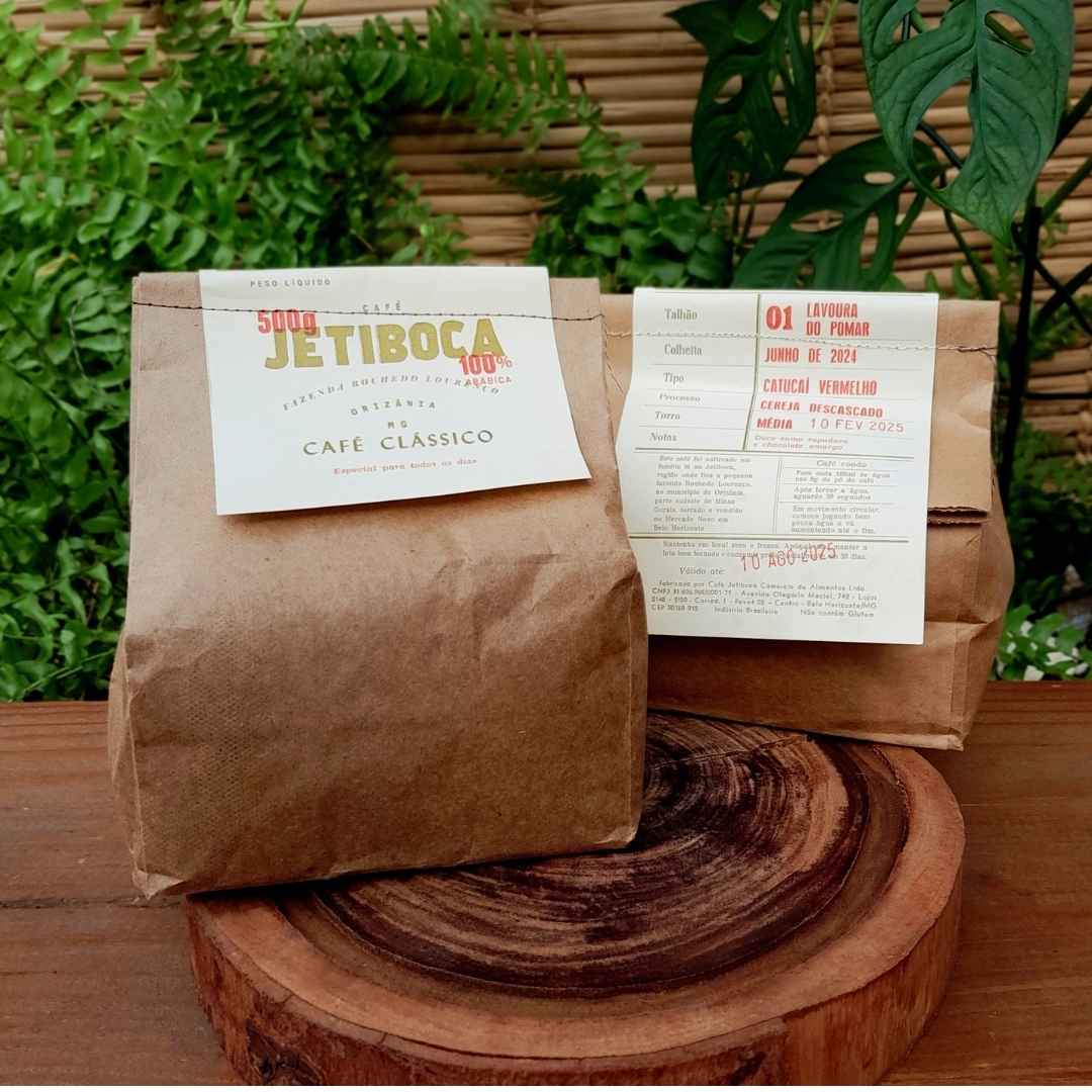 cafe-jetiboca-classico-moido Café Jetiboca moído com torra média em embalagem de 500 gramas sobre mesa de madeira.