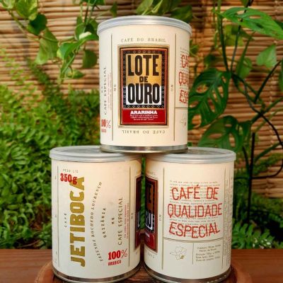 Café Jetiboca especial lote de ouro em grãos, em lata com 350 gramas sobre mesa de madeira.